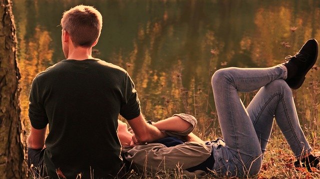 Un homme amoureux qui le cache.