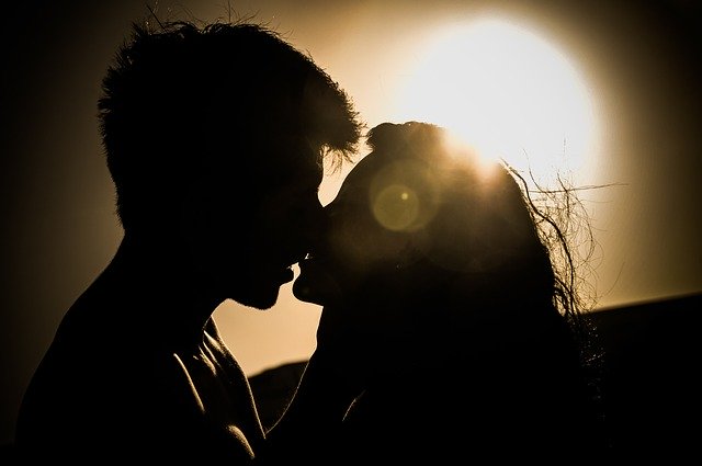 Comment reconnaître un homme amoureux qui vous cache ses sentiments